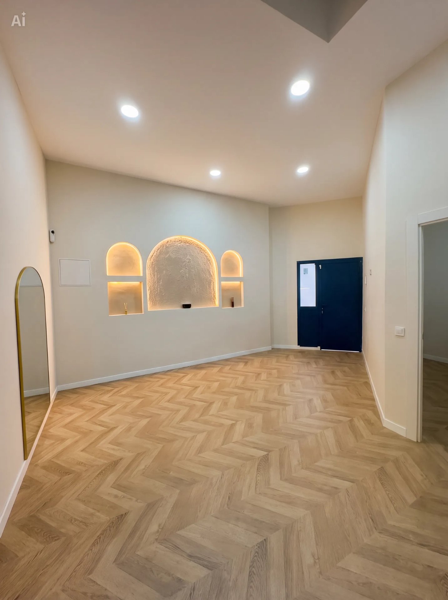 Salón del local acondicionado a vivienda con hornacinas iluminadas
