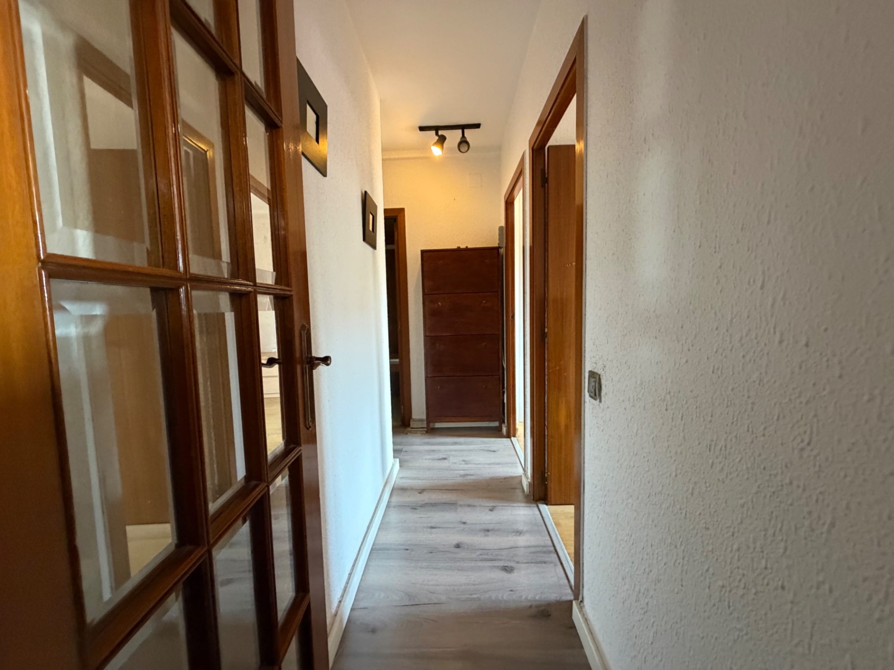 Pasillo distribuidor del piso de 3 habitaciones en El Prat de Llobregat
