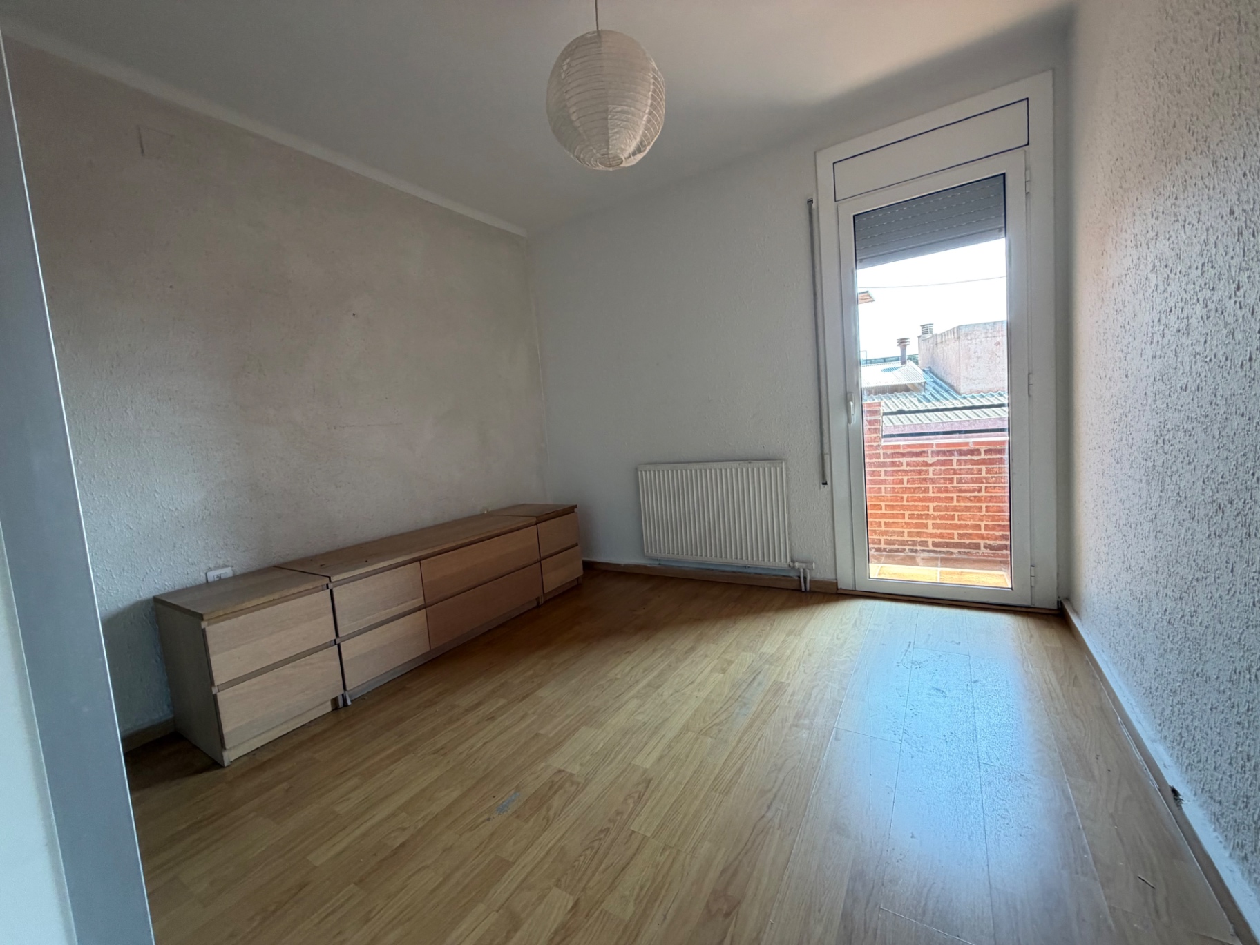 Tercera habitación con salida al balcón del piso en El Prat