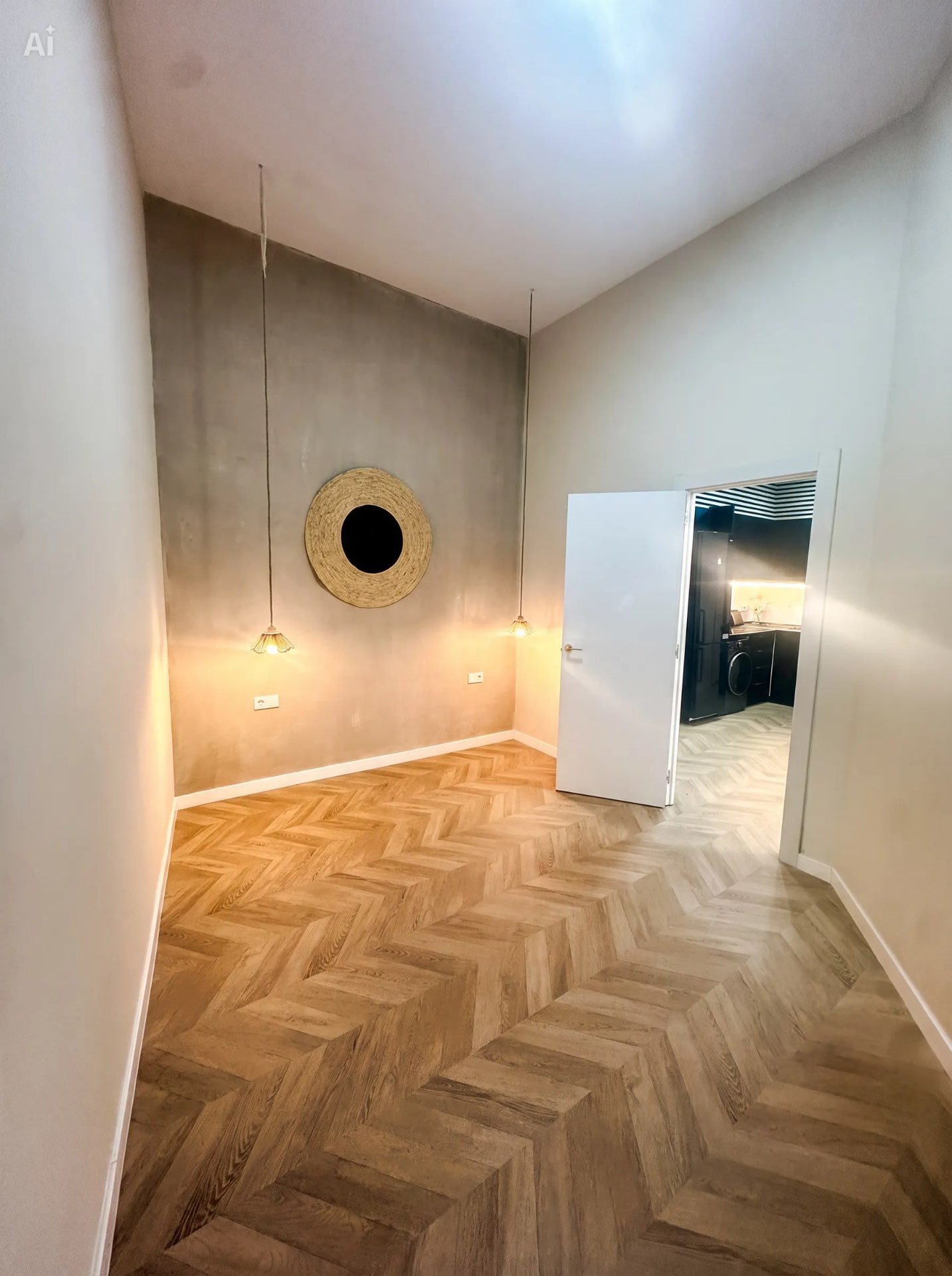 Habitación con pared microcementada y suelo de espiga