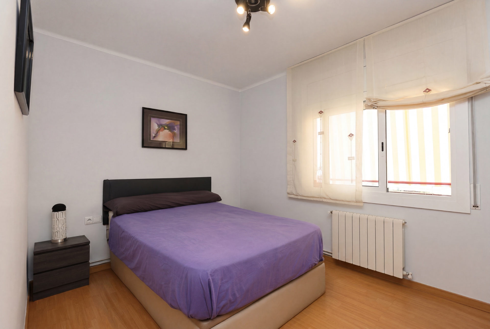 Dormitorio principal con ventana exterior