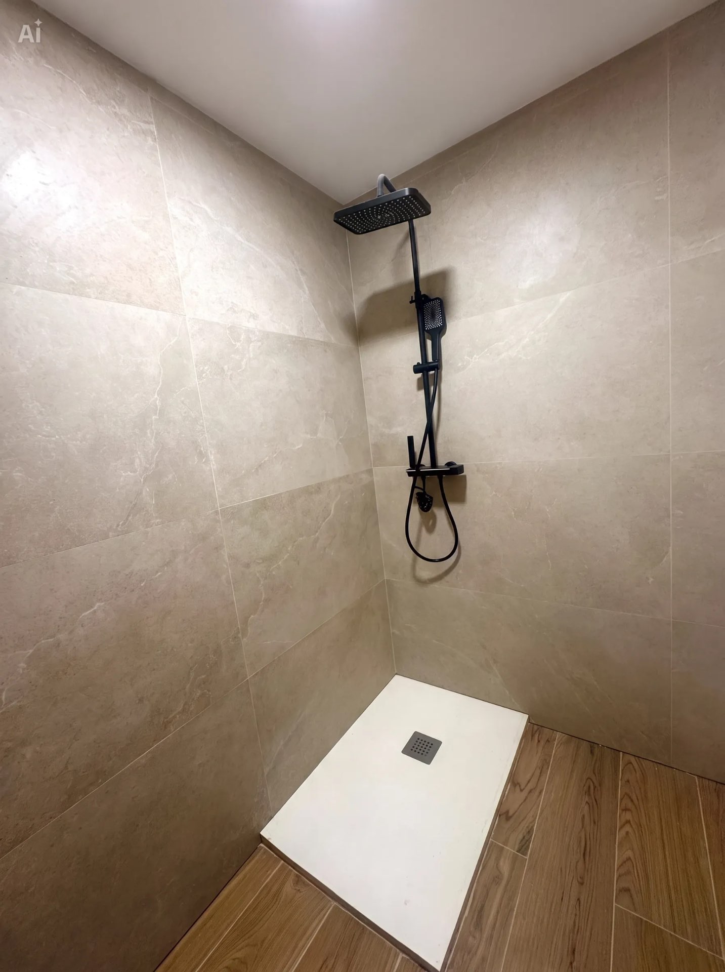 Baño con plato de ducha y columna termostática