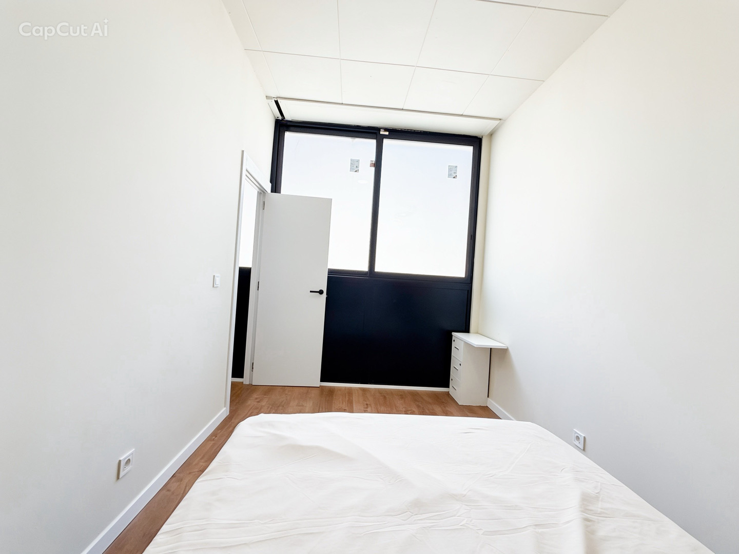 Habitación exterior con ventana y cajonera