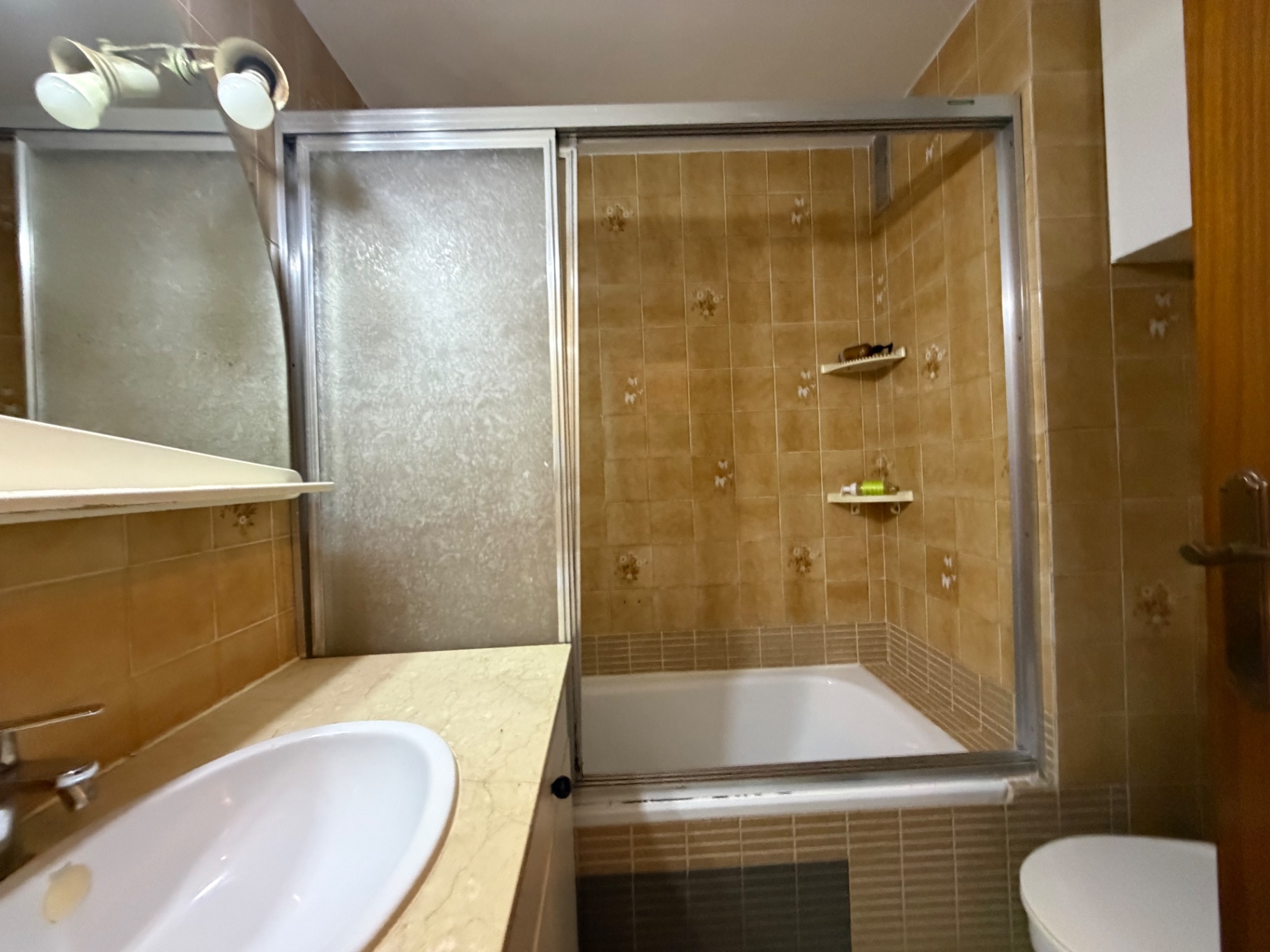 Baño completo con bañera del piso en venta en El Prat de Llobregat
