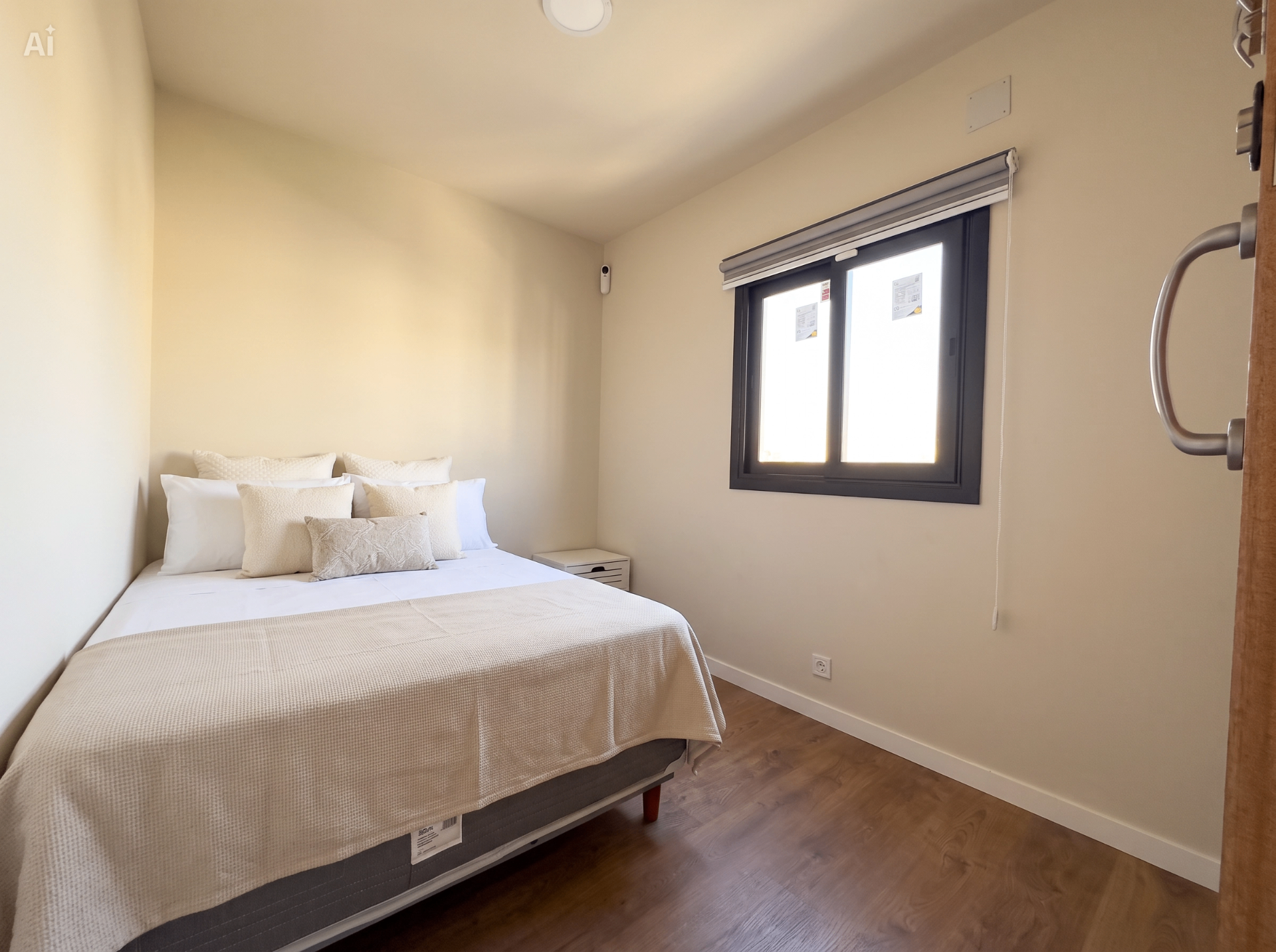 Habitación principal exterior con cama de matrimonio