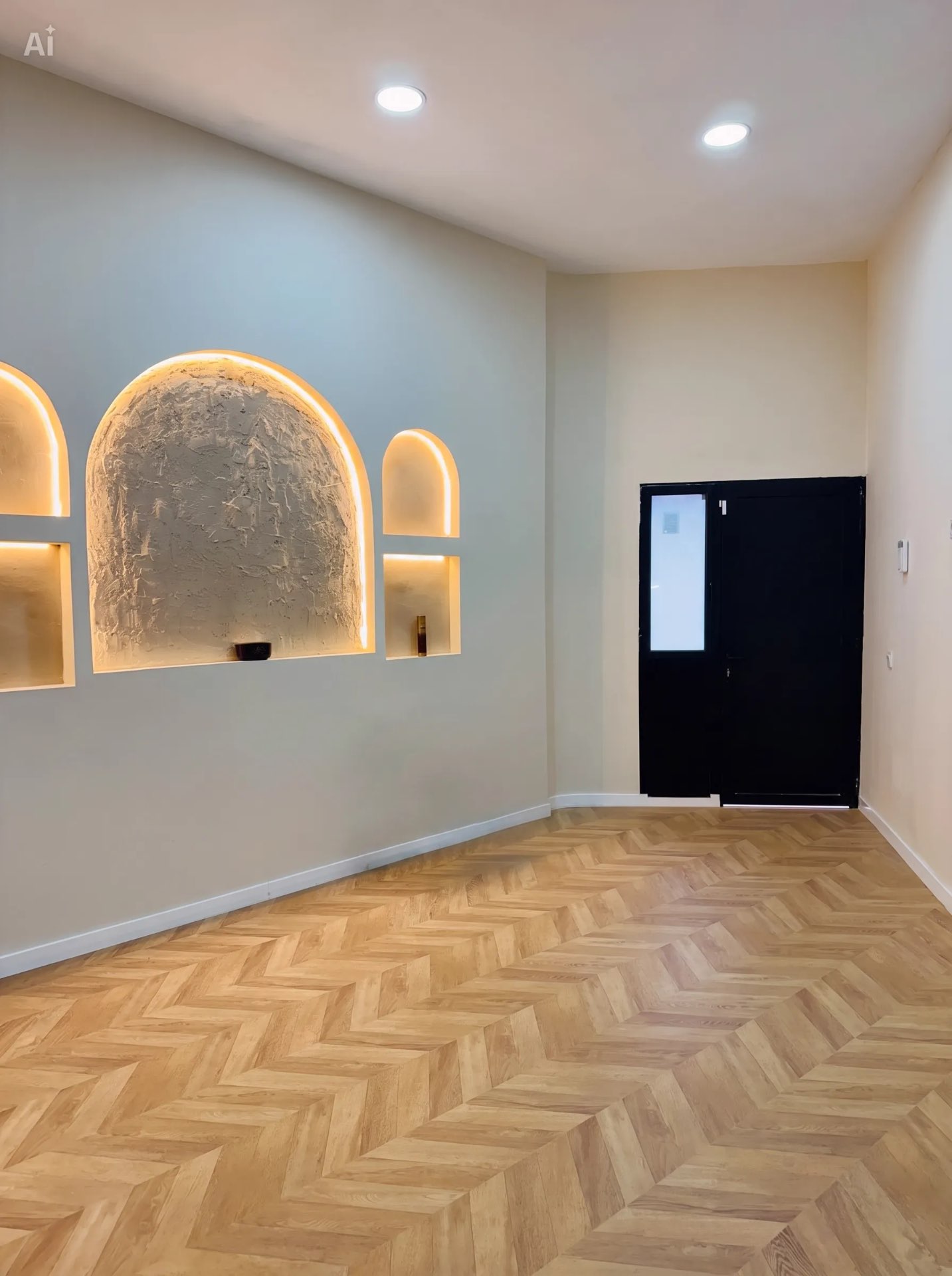 Rincón del salón con suelo de espiga y entrada