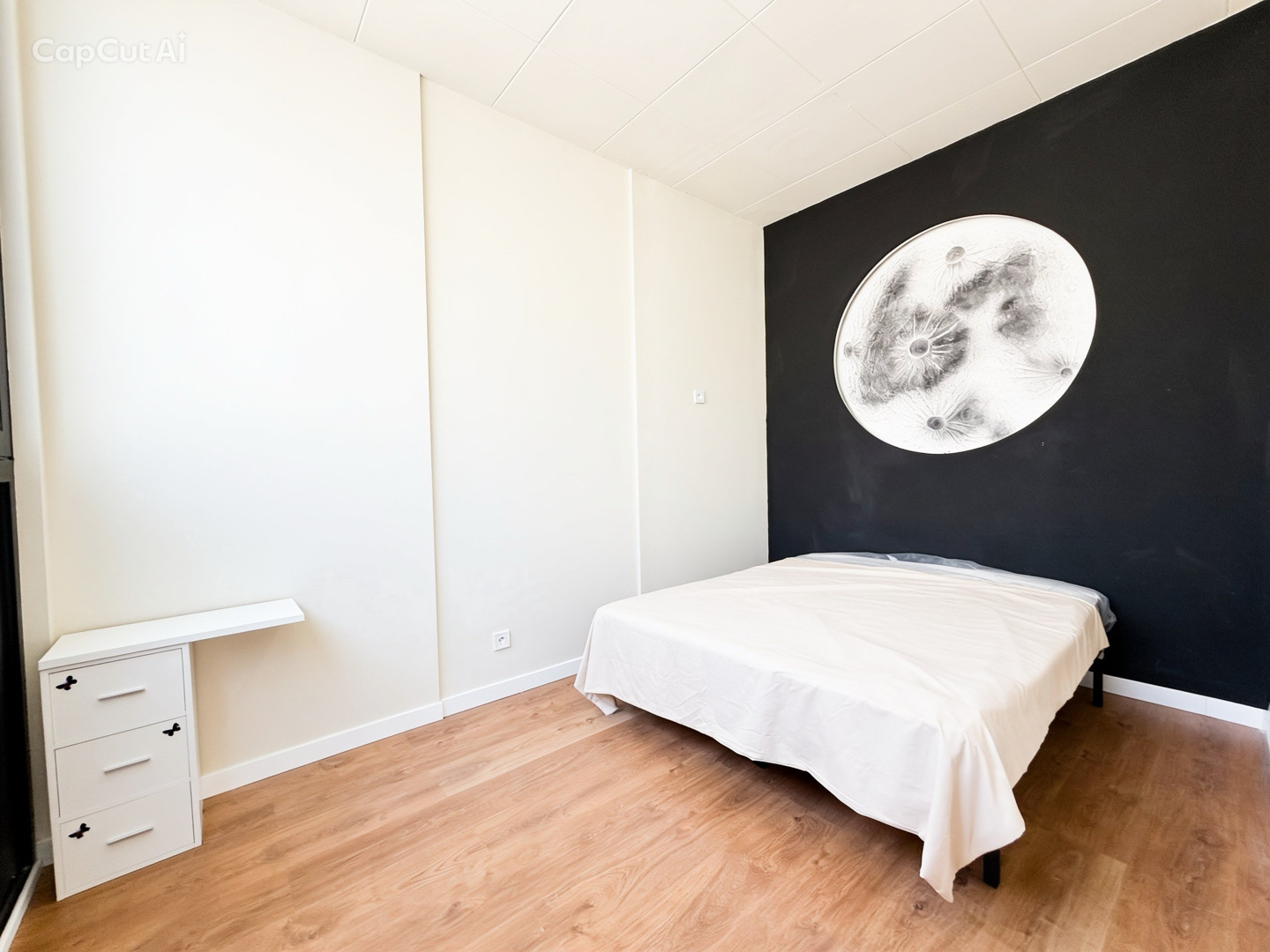Segunda habitación con pared oscura y cama de matrimonio