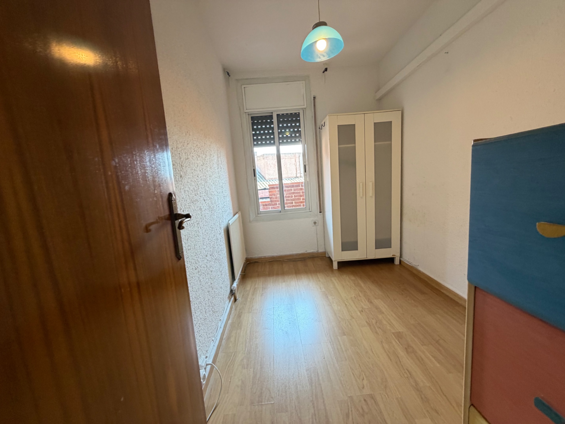 Segunda habitación con armario del piso en El Prat